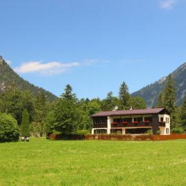 Ferienwohnung 1 Gestüt Pfaffenlehen, hotel in Bischofswiesen