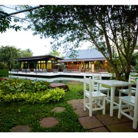 Young Coconut Garden Home Resort, hotel in Amphawa