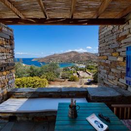 Stone house with a magical view, hotel en Otzias