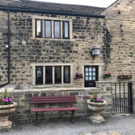 The Cottage, cosy 2 bedroom pet friendly perfect for contractors free secure parking,CCTV, Hotel in Leeds