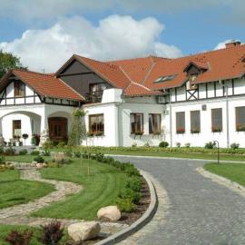Hotel Dworek nad Regą, ξενοδοχείο σε Trzebiatów
