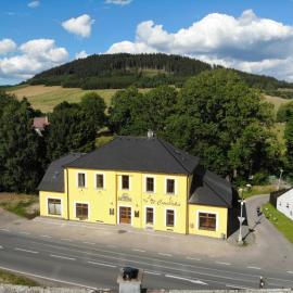 U Čmeláků, hotel in Červená Voda