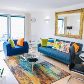 RIVERSIDE 2 BED APARTMENT, hotel din North Woolwich