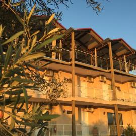 Bay Holiday Hotel & Spa, hotel em Karavómilos
