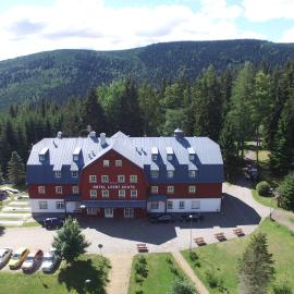 Hotel Lesní Chata – hotel w mieście Kořenov