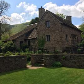 The House In The Hills, hotel i Velindre