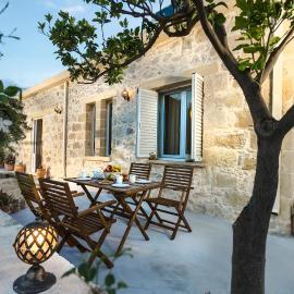 Margarita's Stone House، فندق في Plátanos