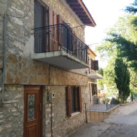 Πέτρινο δυόροφο Αρχοντικό στο Κέντρο της Χώρας.