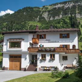 Haus Schrofenstein: Lech am Arlberg'de bir otel