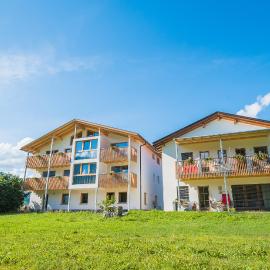 HAUSERGUT Ruhige Bio-Bauernhof Ferienwohnungen im Vinschgau mit Ortlerblick, hotel in Sluderno