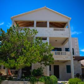 Apartment Markioli, hotel in Povlja