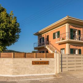 Villa Nissos، فندق في Línia