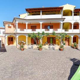 Residence La Corte Di Anastasia, hotell i Torpè