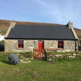 The Old Beach Cottage, Achill, hotel v destinaci Doogort