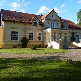 Exklusive Ferienwohnungen im Gutshaus Viezen, отель в городе Bernitt