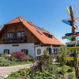 Gästezimmer & Buschenschank mit Weingut Hack-Gebell, hotel in Gamlitz