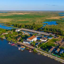 Hotel Sunrise si Satul Pescaresc, hotel v destinaci Crisan