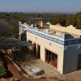 KweKwe Private Game Lodge، فندق في Marble Hall