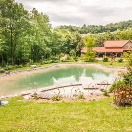 Country house with a pool in Medvednica Nature Park, hotel a Zagreb