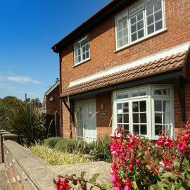 Lazy Days Cottage, hotel in Winterton-on-Sea