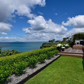 Luxury house with Clifftop Seaview, hotel in Whangaparaoa