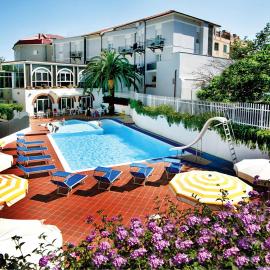 Hotel Riviera 3 Stelle con piscina estiva gratuita e garage a pagamento، فندق في سبوتورنو