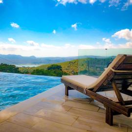 Luxury villa with private infinity pool, hotel v destinaci Kardhakáta