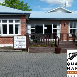 Centennial Court Hotel, khách sạn ở Alexandra
