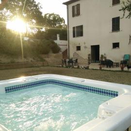 Casale delle Rondini، فندق في Notaresco