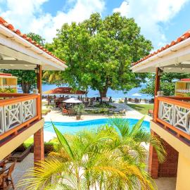Sunset Shores Beach Hotel, מלון בקינגסטאון