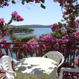 Apartments Ana Trogir، فندق في تروغير