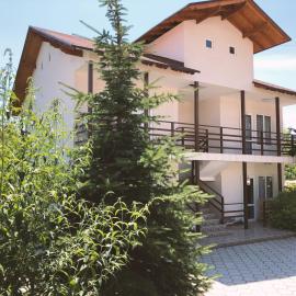 Гостевой дом ЛЕТО на Иссык-Куле, hotel i Dolinka