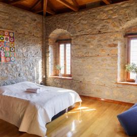 Cottage House in Traditional Greek Village، فندق في Kanália
