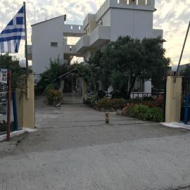 Tholos Rooms، فندق في Kavoúsion