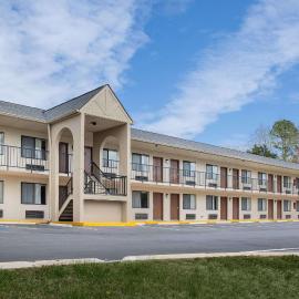 Super 8 by Wyndham Burlington NC, hotelli kohteessa Burlington