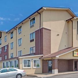 Super 8 by Wyndham Nashville/ Dntn/ Opryland Area, hotel di Nashville