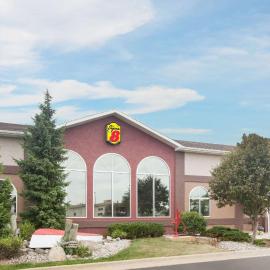 Super 8 by Wyndham West Branch، فندق في ويست برانتش