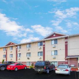 Super 8 by Wyndham Kenosha/Pleasant Prairie، فندق في بيلستانت برايري