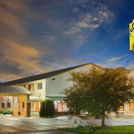 Super 8 by Wyndham Iowa Falls, hotelli kohteessa Iowa Falls