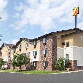 Super 8 by Wyndham Canton/Livonia Area，坎頓的飯店
