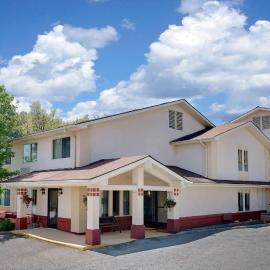Super 8 by Wyndham Newburgh/West Point Stewart Intl Airport, отель в городе Ньюбург