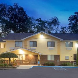 Super 8 by Wyndham Radford VA, hotel di Radford