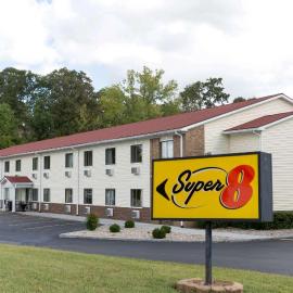 Super 8 by Wyndham Radcliff Ft. Knox Area، فندق في Radcliff