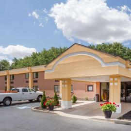 Super 8 by Wyndham Logansport, hotelli kohteessa Logansport