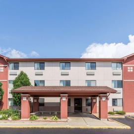 Super 8 by Wyndham St. Charles, hotel a Saint Charles
