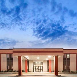 Super 8 by Wyndham Brockton, hotel u gradu 'Brockton'