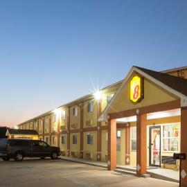 Super 8 by Wyndham Chickasha, hotel sa Chickasha
