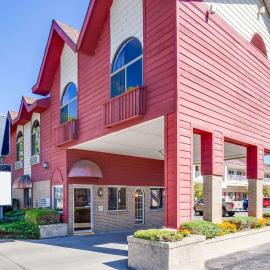 Super 8 Beachfront by Wyndham Mackinaw City, MI, отель в городе Макино-Сити