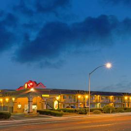 Super 8 by Wyndham Tucson Downtown Convention Center