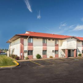 Super 8 by Wyndham Eau Claire I-94